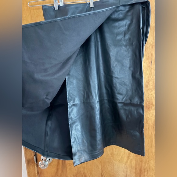 Sleek Black faux leather women’s skirt - Picture 2 of 7